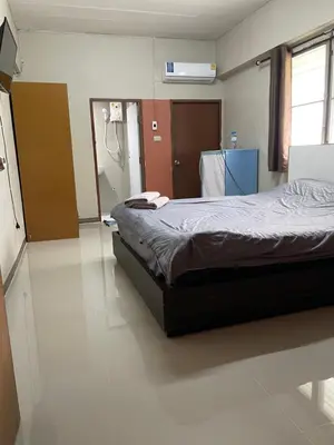 a room with a bed in a hospital room at Gedkanok Apartment in Bangkok