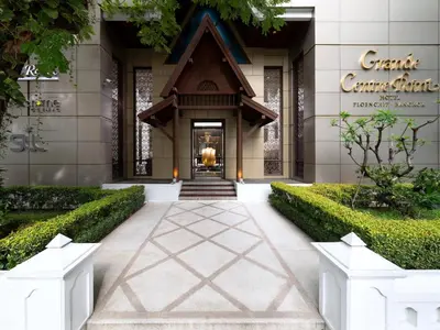 a view of the entrance to the lobby of the grant center hotel at Grande Centre Point Ploenchit in Bangkok