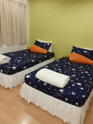 two twin beds in a room with stars at BaanSu Hostel in Bangkok