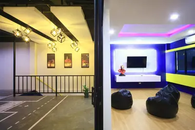 a room with a tv and a room with a basketball court at Tuk Tuk Hostel in Bangkok