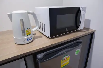 a microwave and a toaster oven on a counter at Toptel Thaphra - ท็อปเทล ท่าพระ in Bangkok