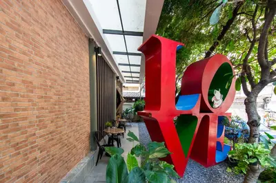 a building with a sign that reads exit at BB House Rambuttri2 บีบี เฮ้าส์ รามบุตรี2 in Bangkok