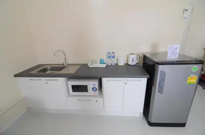 a small kitchen with a sink and a refrigerator at ป๊อปปูล่า คอนโด อาคาร C4 impact เมืองทองธานี in Nonthaburi