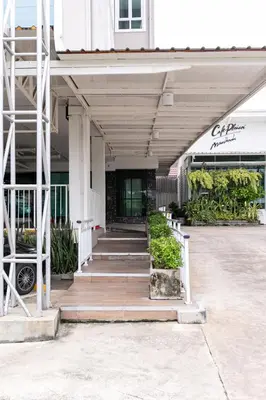 a building with a stairway leading into a building at Ruan Plaisoi Apartment in Bangkok