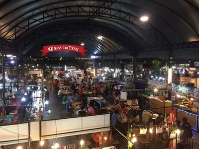 a crowd of people in a market at night at ลีลาวดี ซอยมหาดไทย รามคำแหง65 Mahadthai in Bangkok