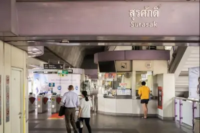 a group of people walking through a shopping mall at P4 Silom Large 2beds full kitchen WIFI 4-6pax in Bangkok
