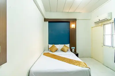 a bedroom with a bed with a blue wall at Riski Residence Bangkok-noi - Wasit Apartment in Bangkok