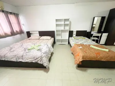 two beds sitting next to each other in a bedroom at ป็อปปูล่าคอนโด เมืองทองธานี ใกล้ Impact 酒店 公寓 in Thung Si Kan