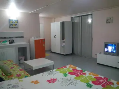 a room with a bed and a tv in it at T8 Guest House Don Mueang Challenger triple room in Ban Song Hong