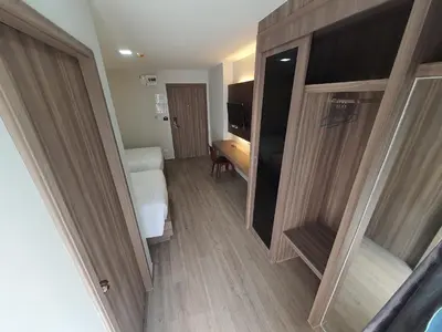 a small room with a bed and a television at โรงแรมดับเบิ้ลดี ปากเกร็ด Double D hotel in Pak Kret