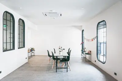 a dining room with a table and chairs at HOMITEL Bangkok in Bangkok