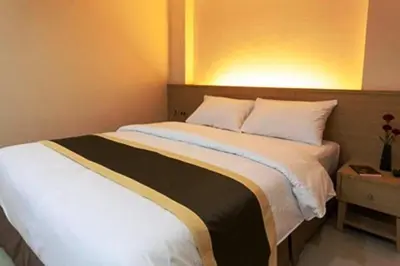 a bedroom with a large white bed in a room at Gateway Hotel Pratunam in Bangkok