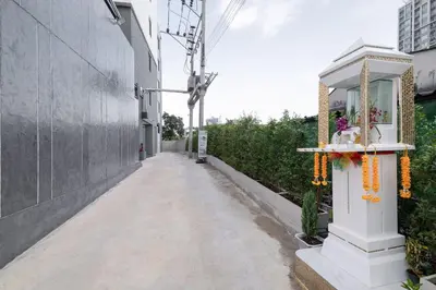 an empty alley way with a building and a shrine at Aqua Residences อควา เรสซิเดนซ์ ห้องพักใหม่ให้เช่า ติดรถไฟฟ้าสถานีวุฒากาศ in Bangkok
