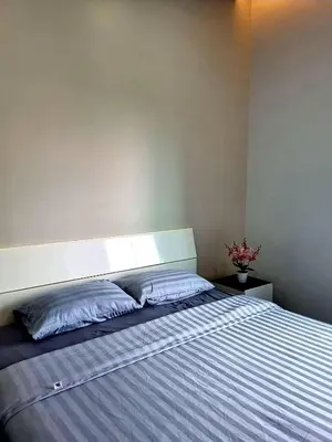 a bedroom with a large bed with blue pillows at Aqua Residences อควา เรสซิเดนซ์ ห้องพักใหม่ให้เช่า ติดรถไฟฟ้าสถานีวุฒากาศ in Bangkok