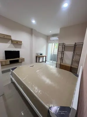 a room with a bed in a room at Firstbuild Apartment (เฟิร์สบิวท์อพาร์ทเม้น) in Bangkok