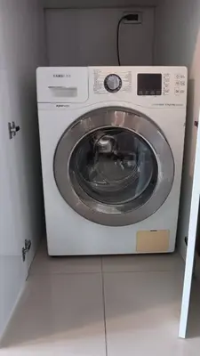 a washer and dryer in a small room at J Residence Thonglor 8 in Bangkok