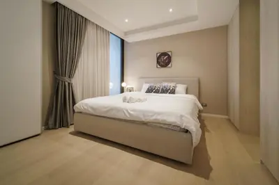 a bedroom with a large bed and a large window at Sukhumvit 11#Luxury#Pool#Gym#BTS Nana&MRT Sukhumvit#1BR#Max2ppl in Bangkok