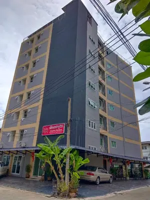 a tall building with a car parked in front of it at Hoenhao Boutique Ratchada in Bang Su