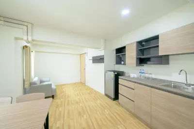 a kitchen with a sink and a counter at Hoenhao Boutique Ratchada in Bang Su