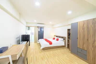 a bedroom with a bed and a tv in a room at Hoenhao Boutique Ratchada in Bang Su
