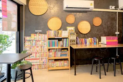 a library with a book shelf filled with books at Hoenhao Boutique Ratchada in Bang Su