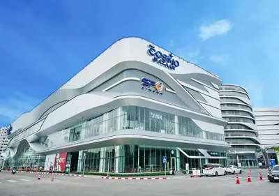a large building with cars parked in front of it at ห้องพักรายวัน เมืองทองธานี เรือนศรีตรัง in Ban Bang Phang