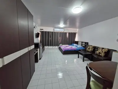 a small living room with a bed and a couch at ห้องใหญ่-ห้องพักรายวัน เมืองทองธานี เรือนศรีตรัง in Nonthaburi