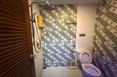 a bathroom with a purple toilet in a room at Bankhunchang Guest House บ้านขุนช้างห้องพักรายวันรามคำแหง in Ban Zong Katiam