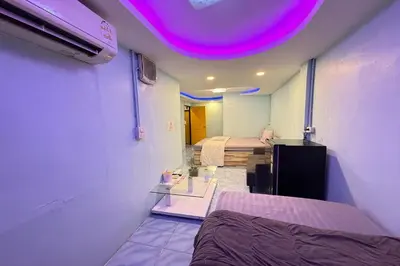 a room with a bed and a purple ceiling at Bankhunchang Guest House บ้านขุนช้างห้องพักรายวันรามคำแหง in Ban Zong Katiam