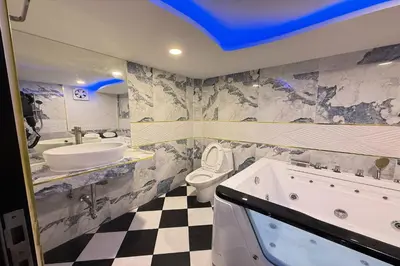 a bathroom with a tub and a sink and a toilet at Bankhunchang Guest House บ้านขุนช้างห้องพักรายวันรามคำแหง in Ban Zong Katiam