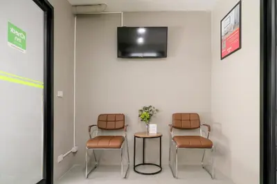a waiting room with two chairs and a table at iCheck inn Darisa Ngamwongwan in Nonthaburi